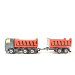 Camion avec benne basculante et remorque benne