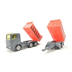Camion avec benne basculante et remorque benne