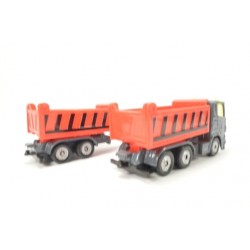 Camion avec benne basculante et remorque benne