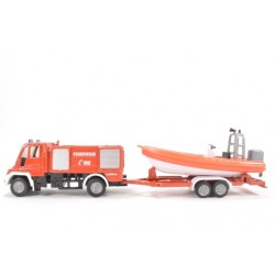 Service d'incendie Unimog avec canot de sauvetage