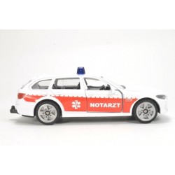 BMW 520i Notarzt mit aufgedruckten Rückleuchten und hohe Blaulichtleiste