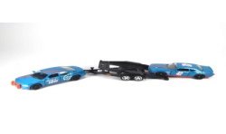 Dodge Charger mit PKW-Anhänger und Dodge Challenger