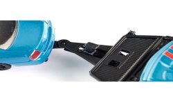 Dodge Charger mit PKW-Anhänger und Dodge Challenger