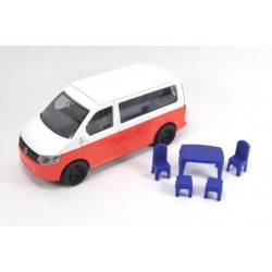 Volkswagen T6 California avec toit mobile et mobilier de jardin