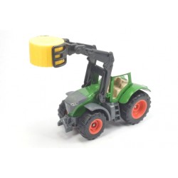 Fendt with bale gripper