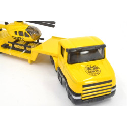 Tieflader mit ÖAMTC-Helikopter