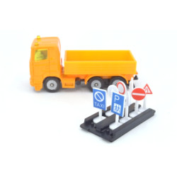 Scania R380 mit Verkehrszeichen