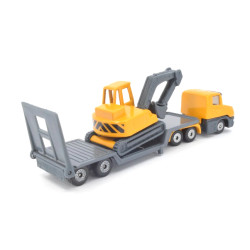 Scania mit Tieflader und Bagger