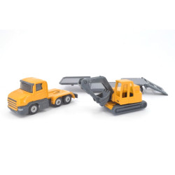 Scania mit Tieflader und Bagger