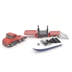 Scania mit Tieflader und Boot