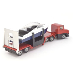 Scania mit Tieflader und Boot
