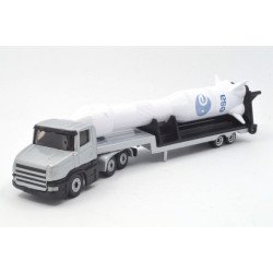 Scania met dieplader en raket