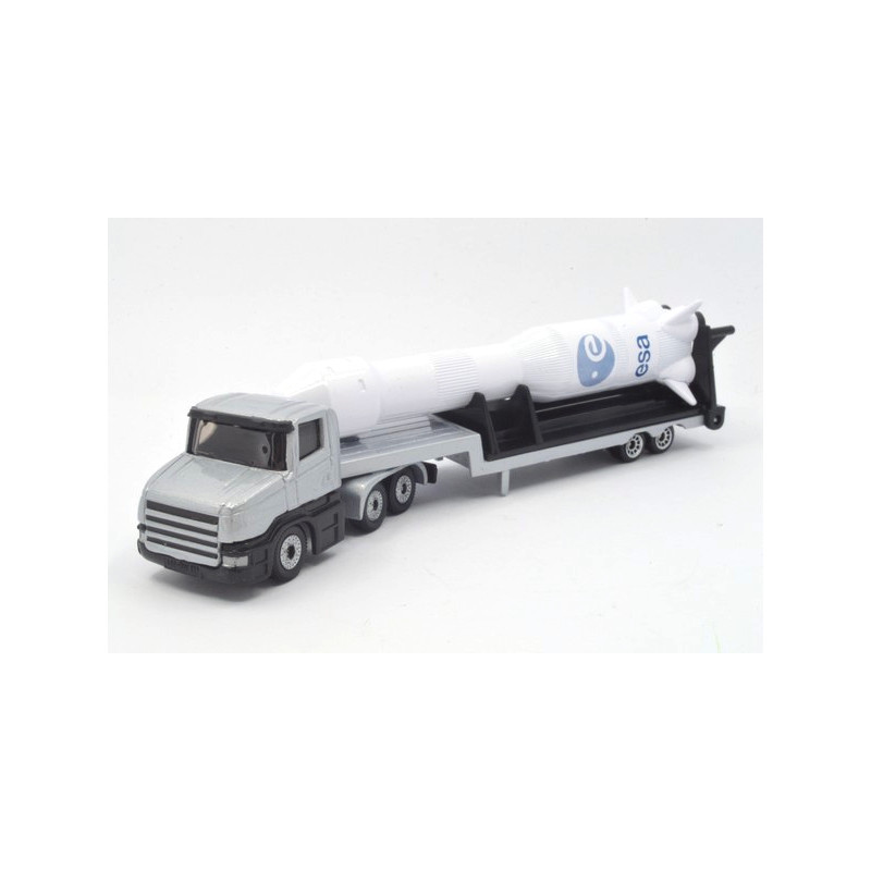 Scania met dieplader en raket