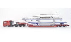 MAN TG-A avec remorque surbaissée et yacht